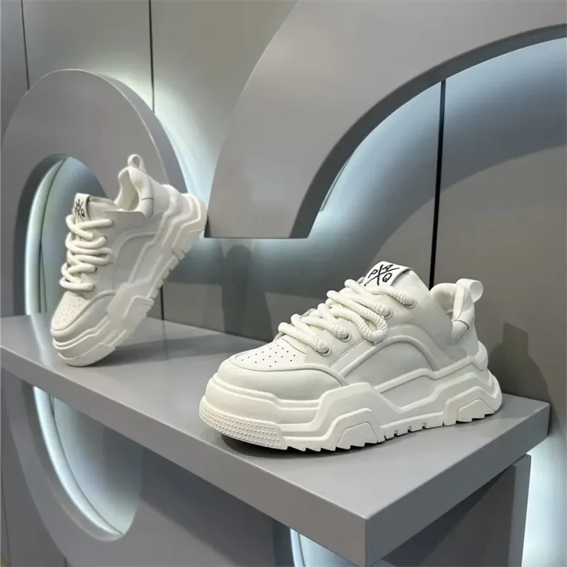Mens Fashion Trainers 2025 - รองเท้าผ้าใบผู้ชายสไตล์ดีไซเนอร์ สีขาว ใส่สบาย พื้นหนา แฟชั่นลำลอง รุ่นใหม่
