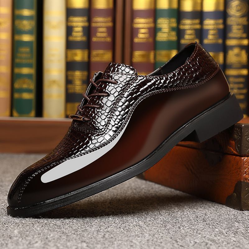 Mens Fashion Dress - รองเท้าหนังแก้วผู้ชายสไตล์อังกฤษ หัวแหลม แบบเสริมส้น ซ่อนส้น แฟชั่นเกาหลี สำหรับช่างทำผม